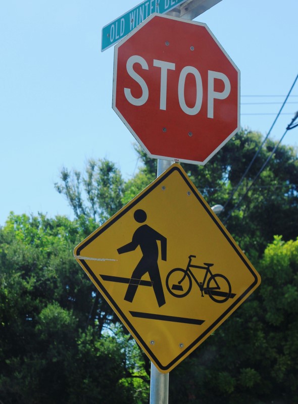 Creative Commons (CC-2.0) via Wikimedia Commons / formulanone -- https://commons.wikimedia.org/wiki/File:Pedestrians_and_Cyclists_Sign_-_A1A_Winter_Beach_(43137882431).jpg