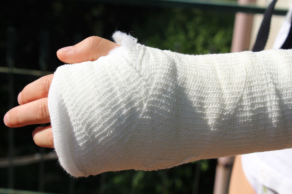 Creative Commons (CC-0) via pixbay / sferrario1968 -- https://pixabay.com/photos/injury-orthopedics-chalk-bandage-3532338/